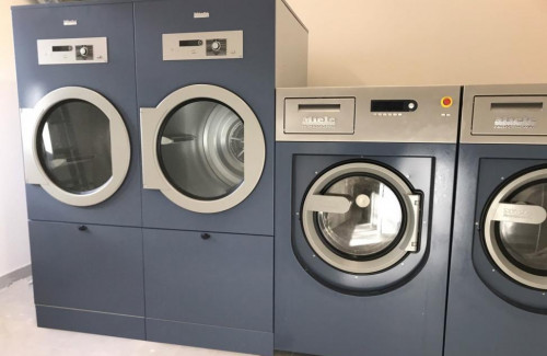 HOTEL 1ERE CLASSE PREVESSINS - BUANDERIE HOTEL: 2 lave-linge 14kg + 2 sèche-linge 15kg